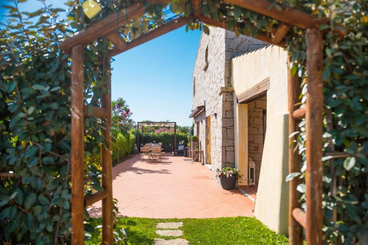 Relais Del Borgo- Domo Hotel Porto San Paolo  Buitenkant foto