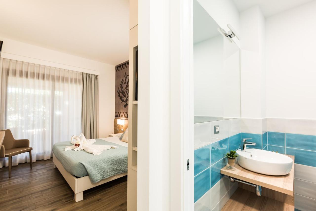Relais Del Borgo- Domo Hotel Porto San Paolo  Buitenkant foto