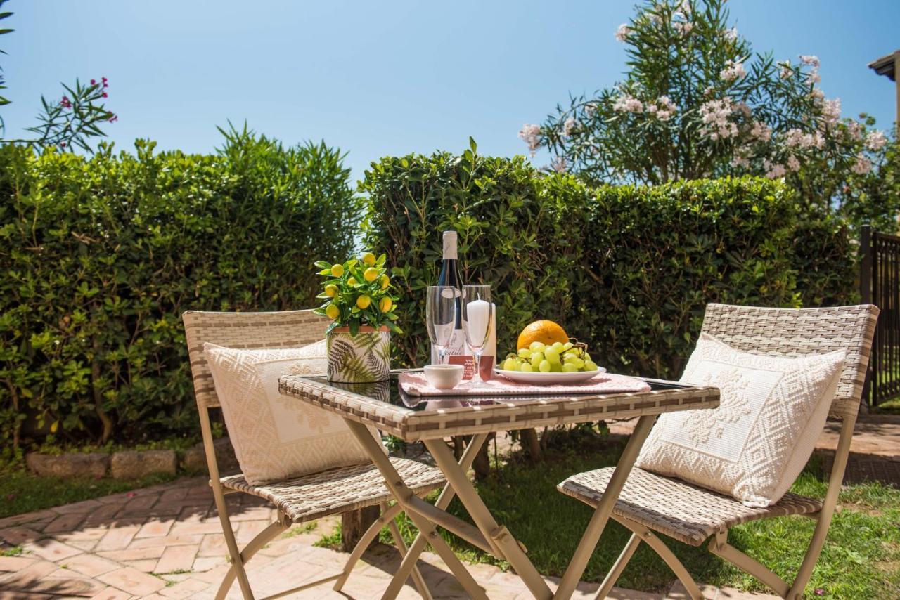 Relais Del Borgo- Domo Hotel Porto San Paolo  Buitenkant foto