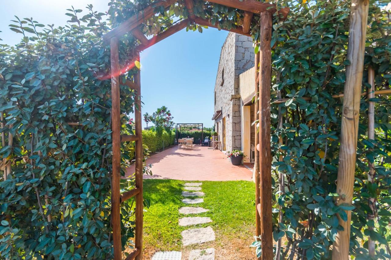 Relais Del Borgo- Domo Hotel Porto San Paolo  Buitenkant foto