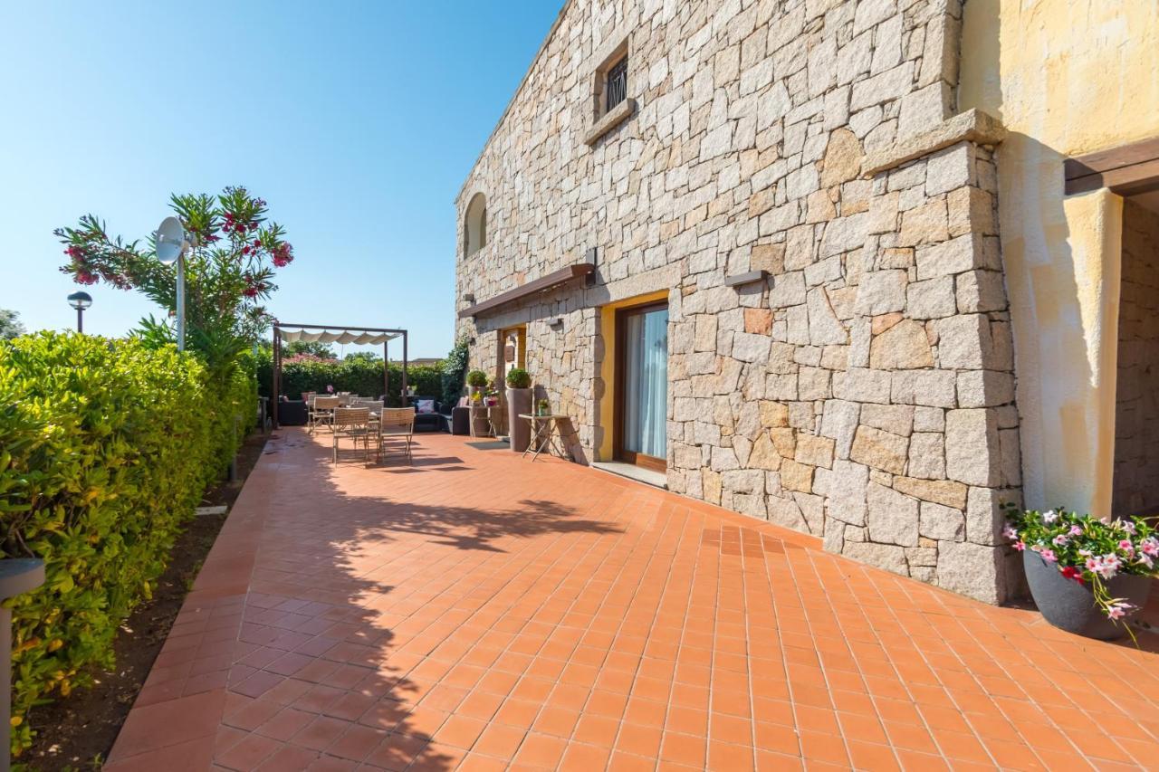 Relais Del Borgo- Domo Hotel Porto San Paolo  Buitenkant foto