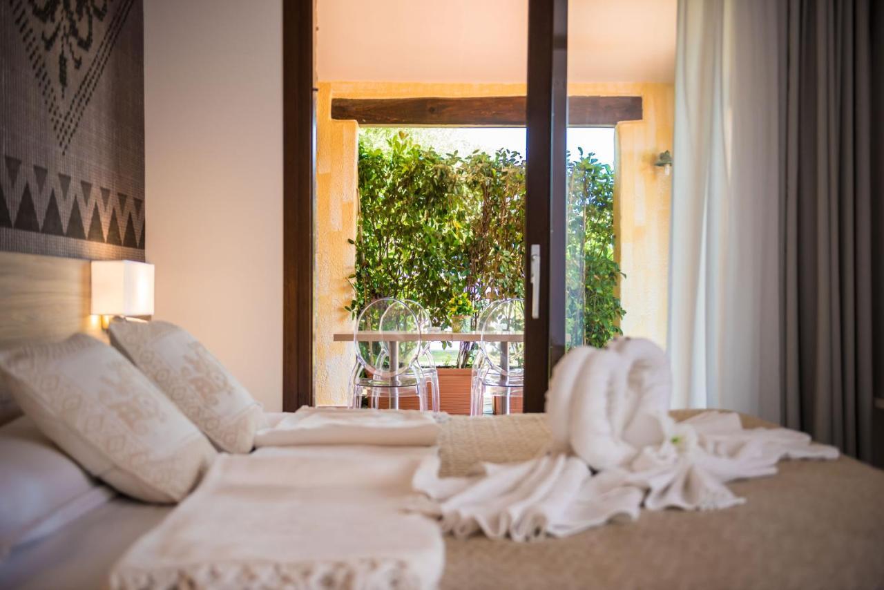 Relais Del Borgo- Domo Hotel Porto San Paolo  Buitenkant foto