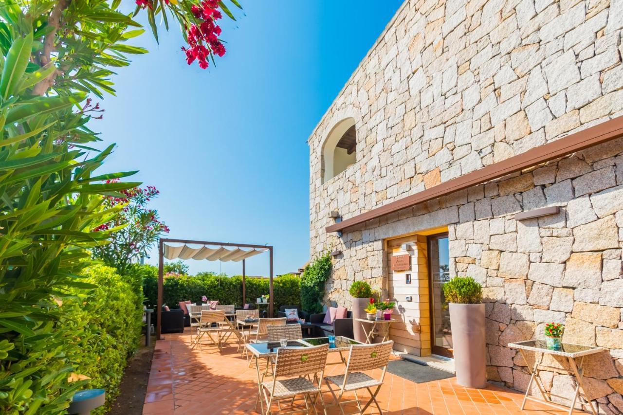 Relais Del Borgo- Domo Hotel Porto San Paolo  Buitenkant foto