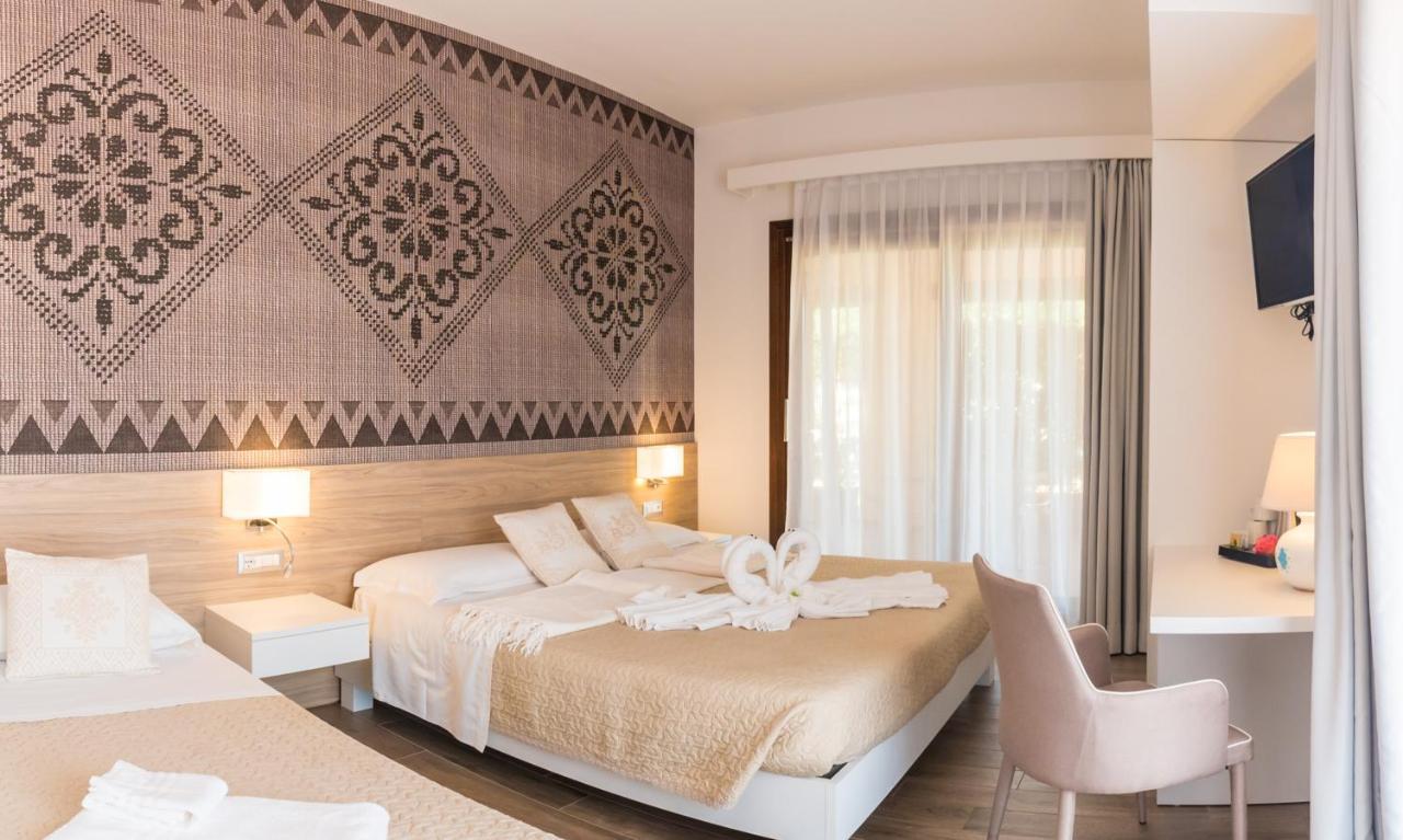 Relais Del Borgo- Domo Hotel Porto San Paolo  Buitenkant foto