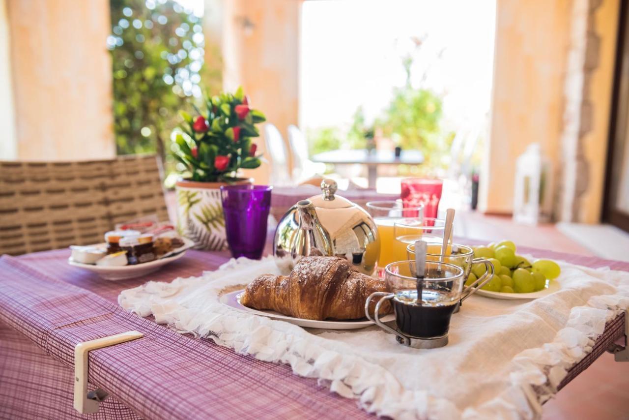 Relais Del Borgo- Domo Hotel Porto San Paolo  Buitenkant foto